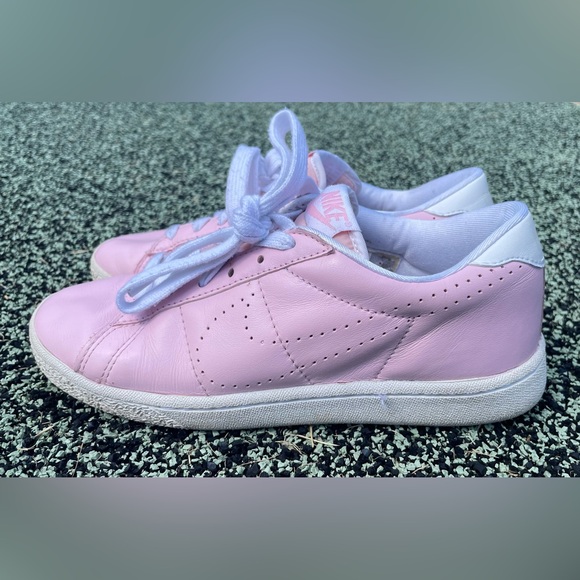 Nike Tennis Classic Style Light Pink Size 7 Sneakers with Perforated Check - Picture 2 of 11